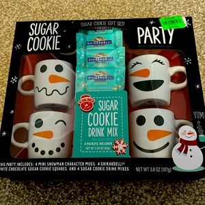 Sugar cookie drink mix with four snowman cups .